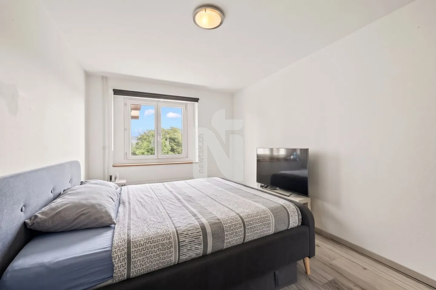 Spacious and flooded with light: 4.5-room apartment with sauna, balcony, and underground parking space - Photo 5 of 10