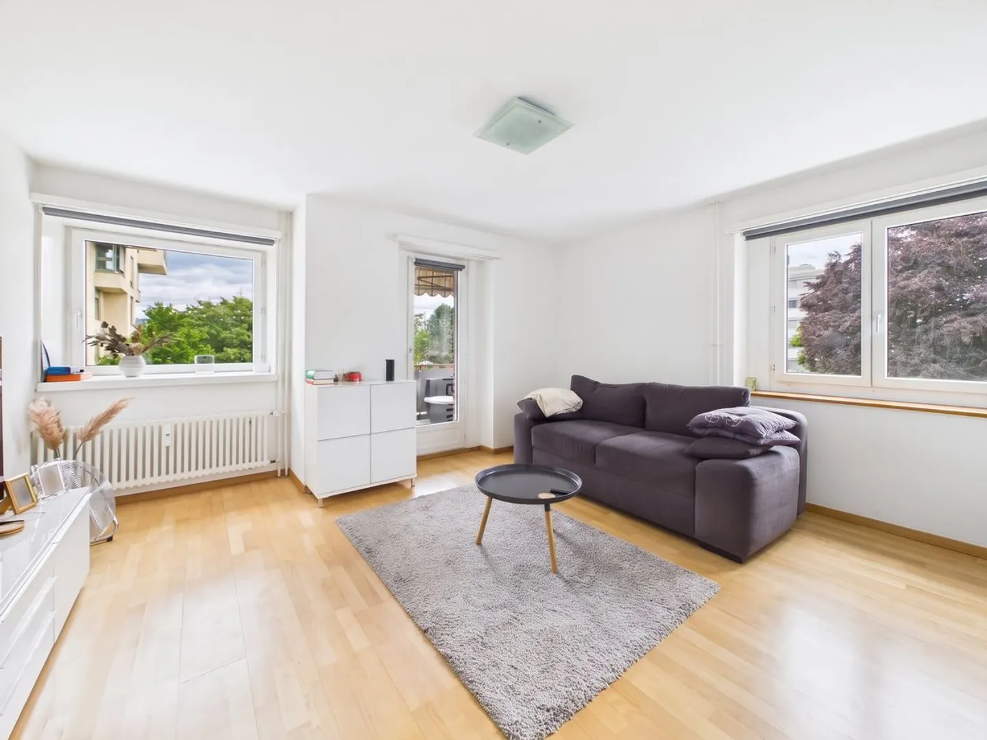 Spacious and flooded with light: 4.5-room apartment with sauna, balcony, and underground parking space - Photo 2 of 10