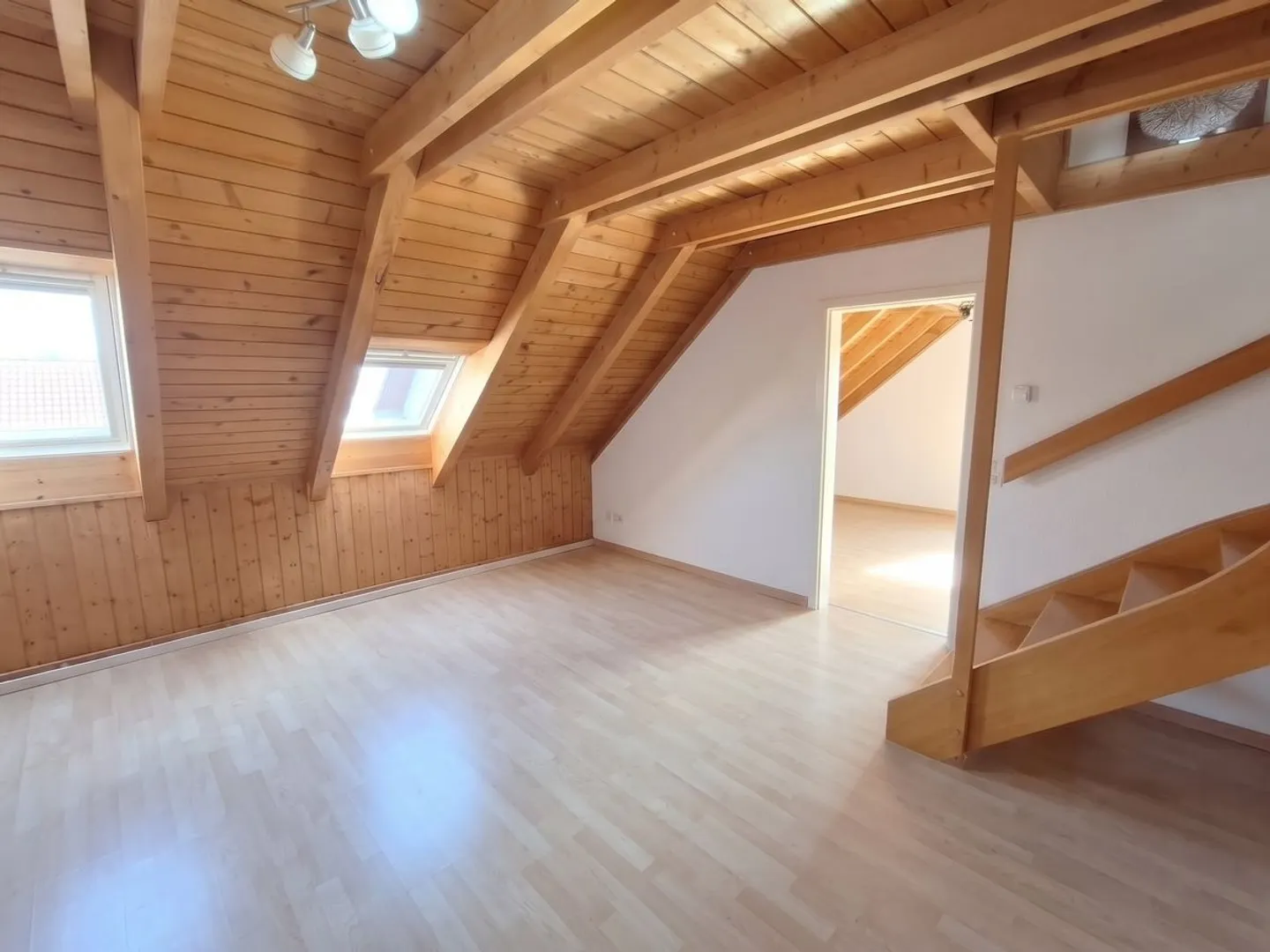 Spacious 3.5-room maisonette apartment with fireplace and private balcony - Photo 12 of 13