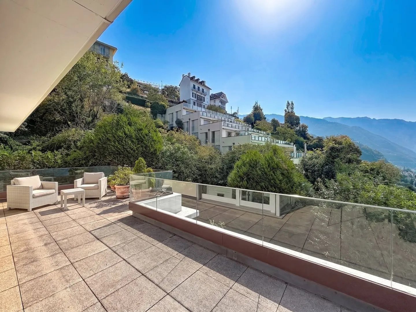 Un appartement baigné de lumière, une terrasse panoramique et une vue à couper le souffle sur le lac. - Photo 1 of 13
