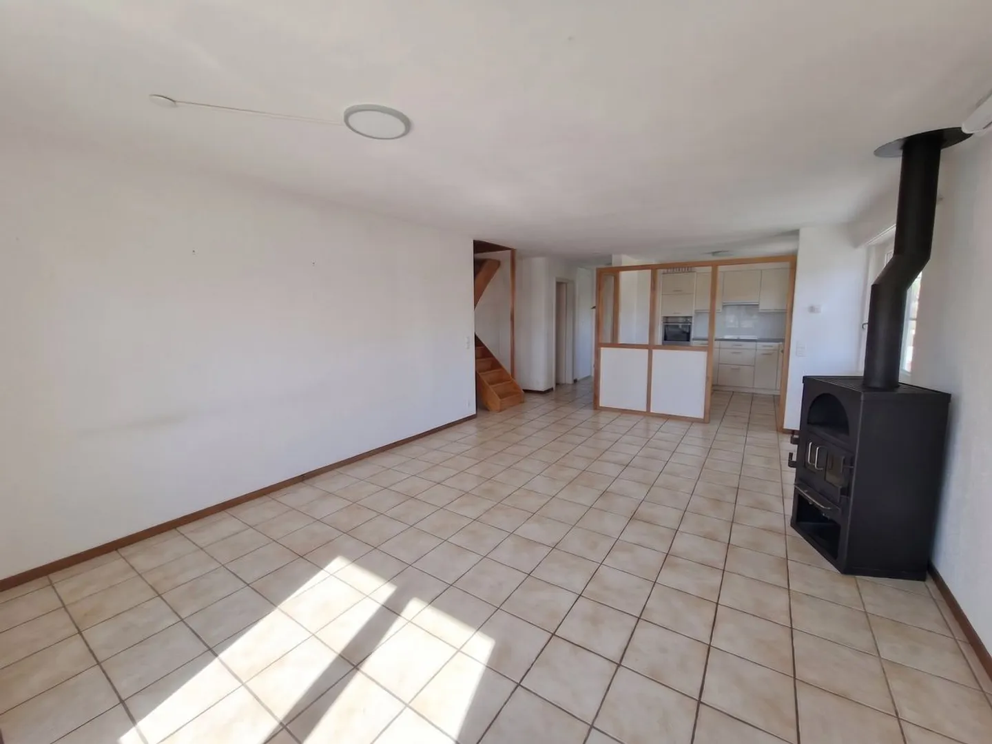 Spacious 3.5-room maisonette apartment with fireplace and private balcony - Photo 11 of 13
