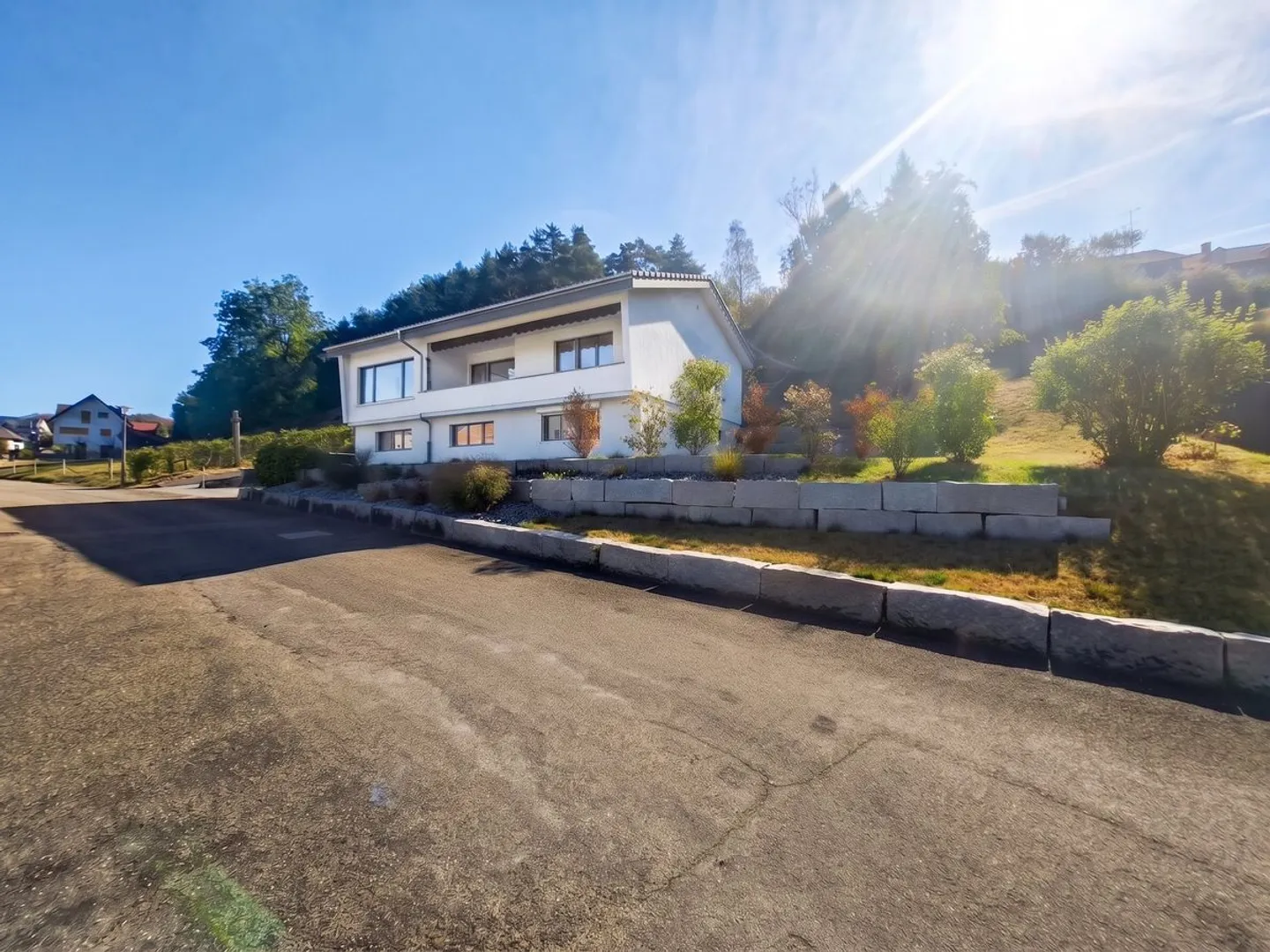 Geräumiges 5.5-Zimmer Einfamilienhaus mit Aussicht in Seewen - Photo 1 of 13