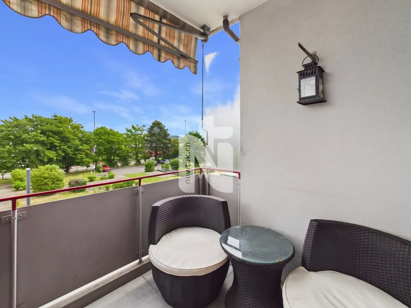 Spacious and flooded with light: 4.5-room apartment with sauna, balcony, and underground parking space - Photo 3 of 10