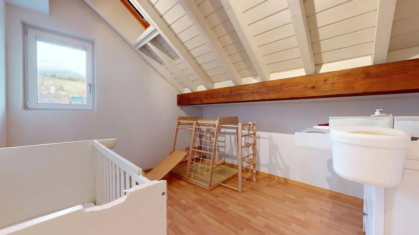 Bright 3½ attic apartment with 180° view of Lake Neuchâtel! - Photo 10 of 13