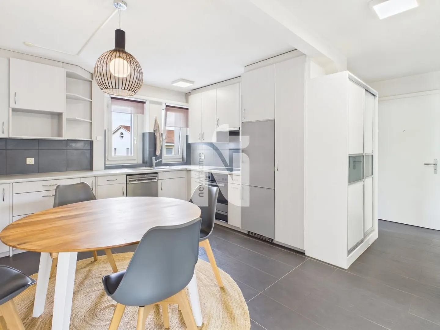 Spacious and flooded with light: 4.5-room apartment with sauna, balcony, and underground parking space - Photo 1 of 10