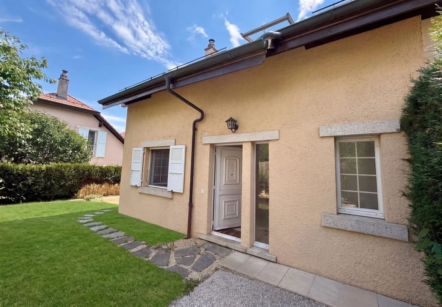 Family home with garden, one minute walk from the school - Photo 1 of 11