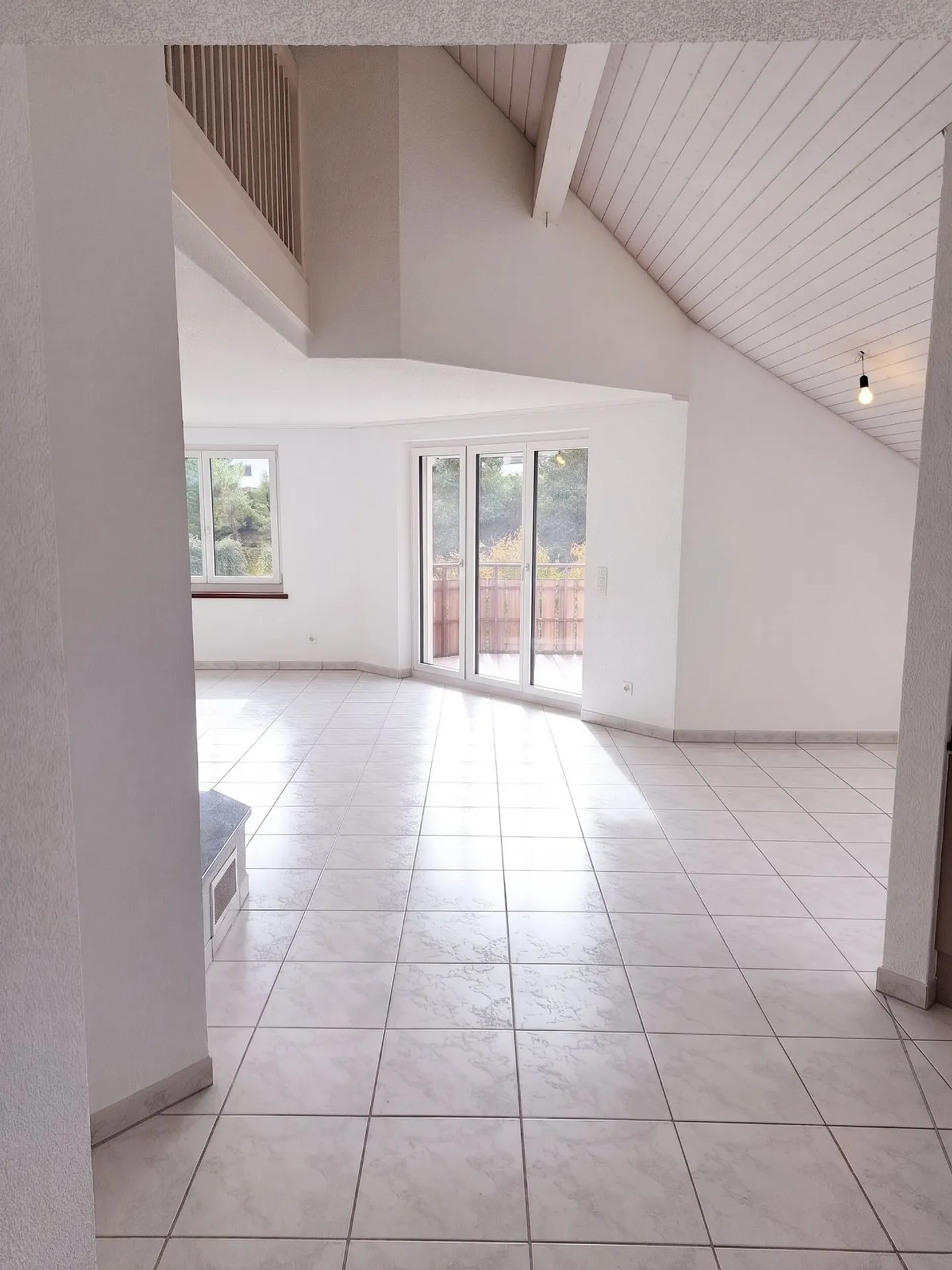 Zweistöckiges Raumwunder in Bremgarten: 6.5-Zimmer-Maisonette mit beheiztem Pavillon & Bastelraum - Foto 4 von 13