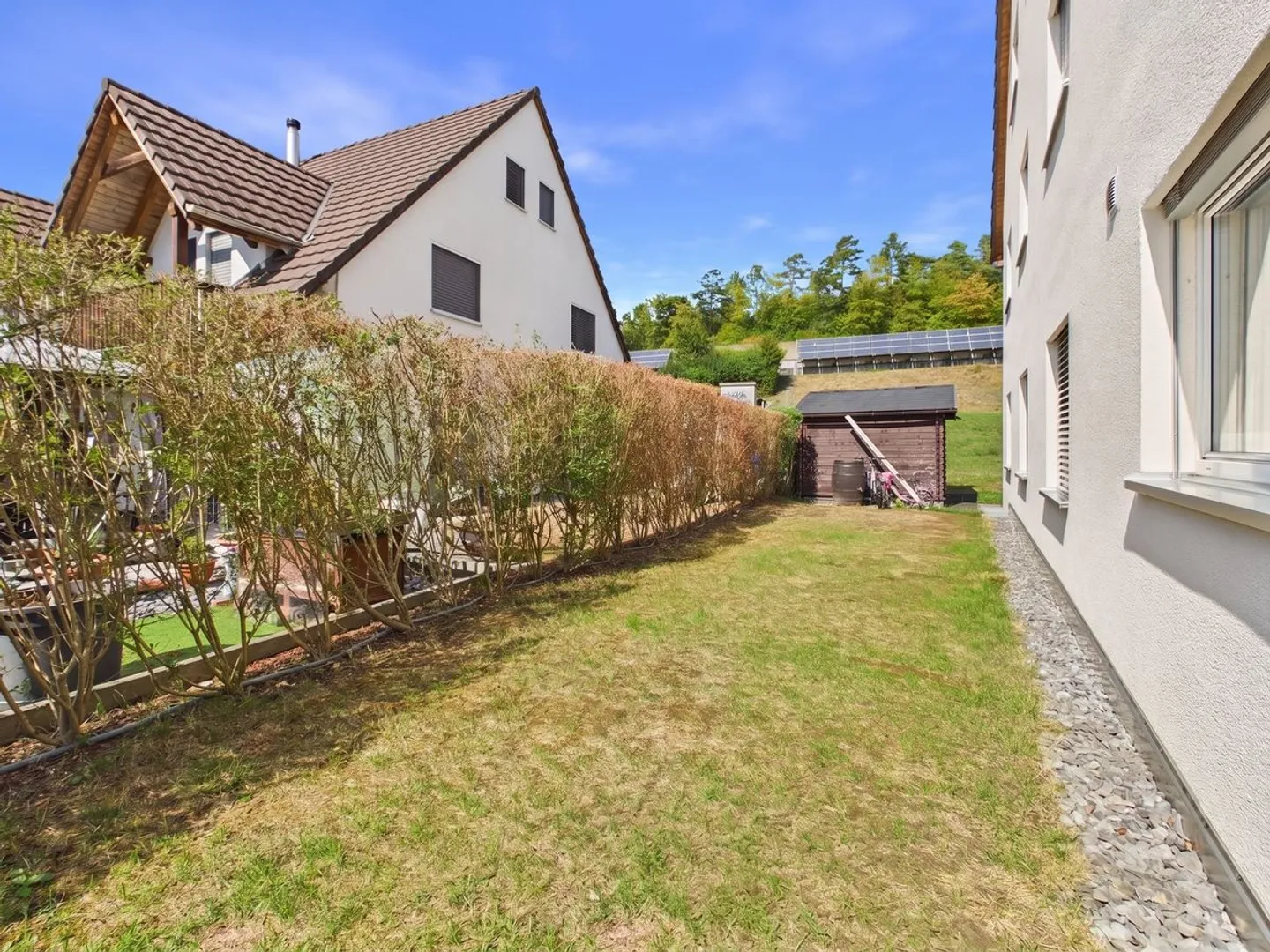 Moderne und helle 4.5-Zimmer-Gartenwohnung an naturnaher Lage mit Lift und Tiefgaragenplatz - Photo 8 of 13