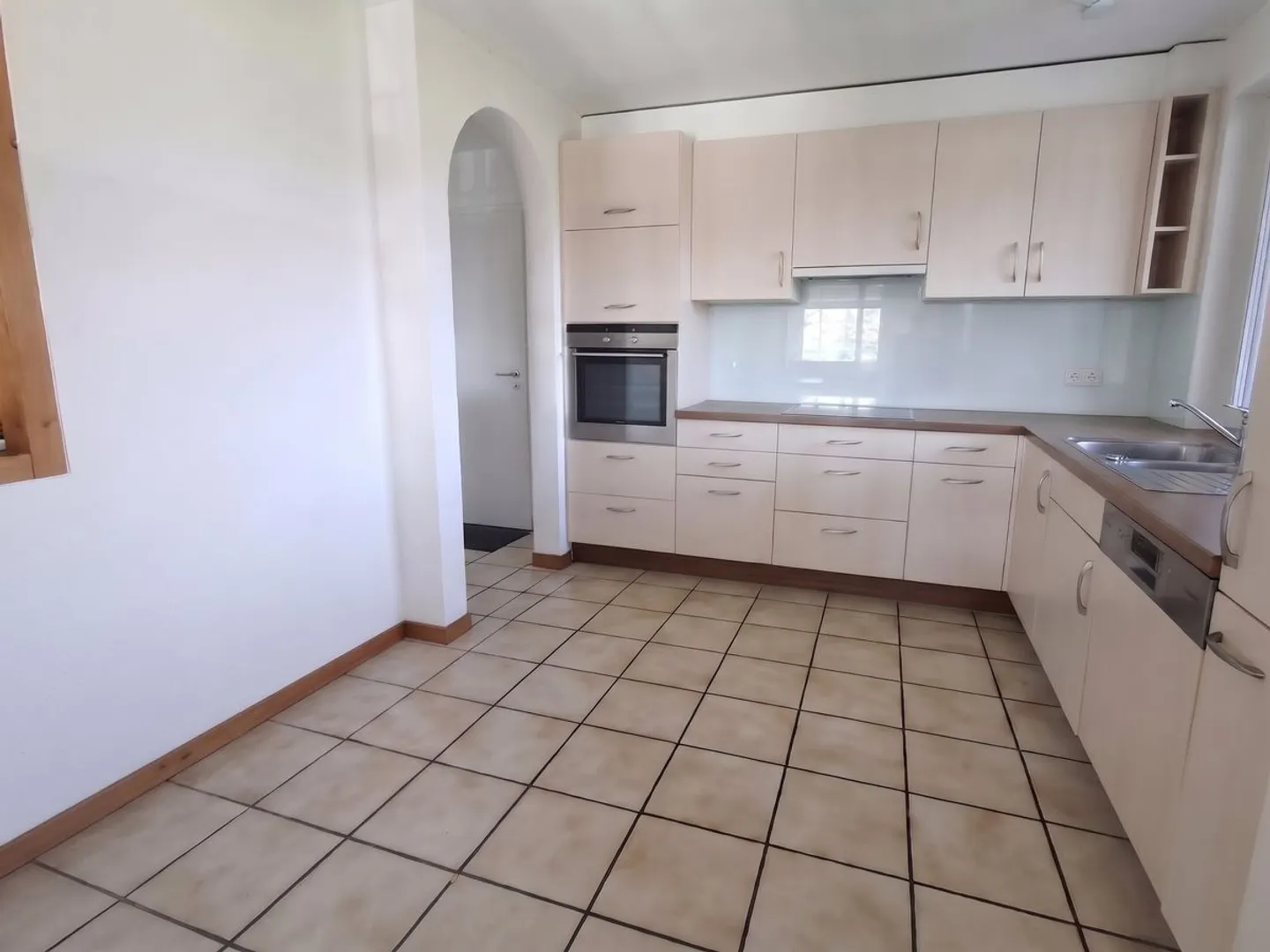 Spacious 3.5-room maisonette apartment with fireplace and private balcony - Photo 2 of 13