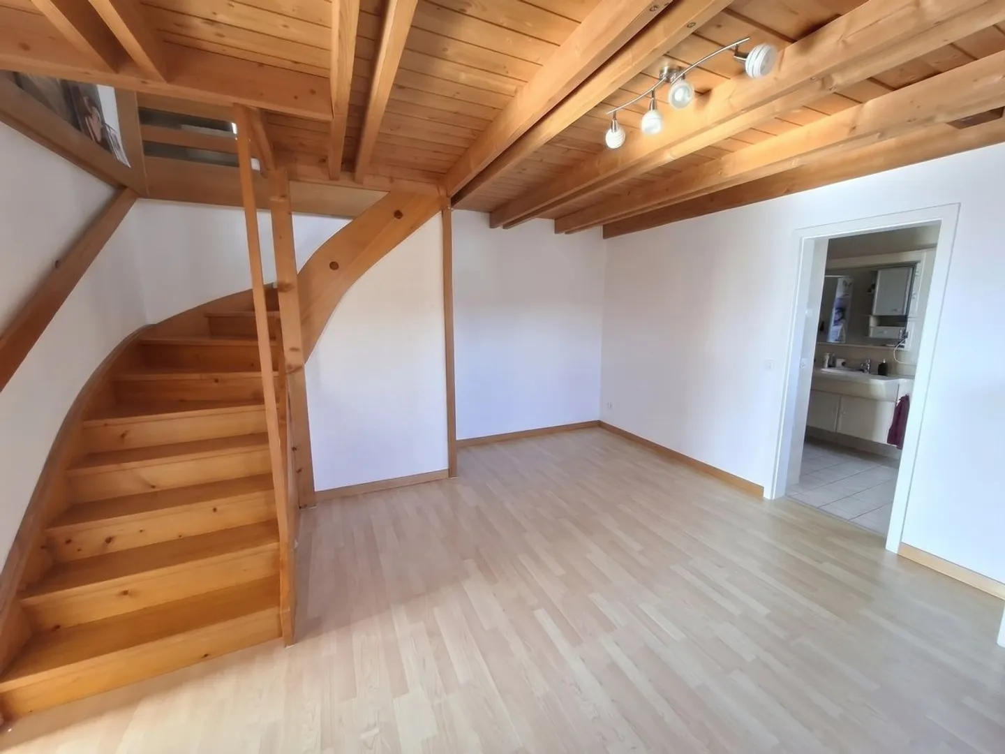 Spacious 3.5-room maisonette apartment with fireplace and private balcony - Photo 3 of 13