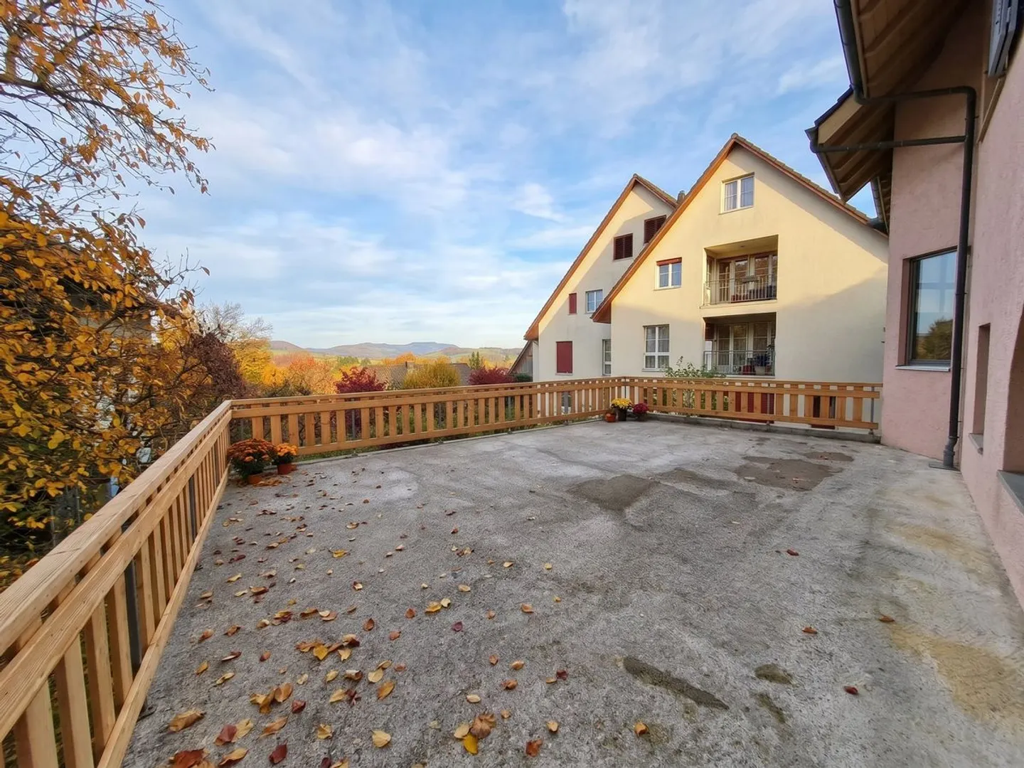 Spacious 3.5-room maisonette apartment with fireplace and private balcony - Photo 4 of 13