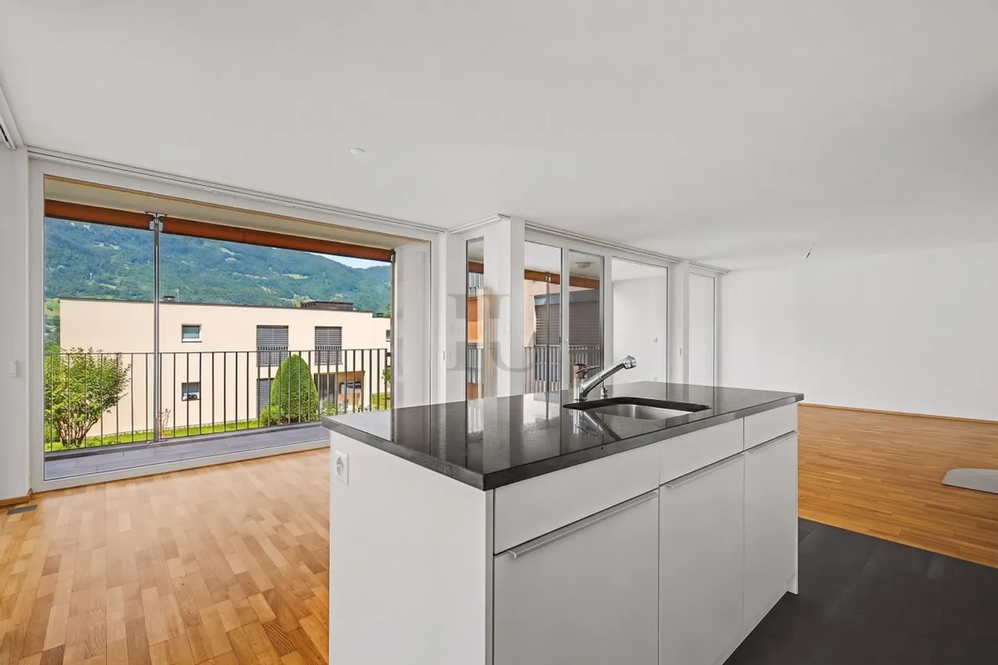 Appartement spacieux avec terrasse - Photo 3 sur 10
