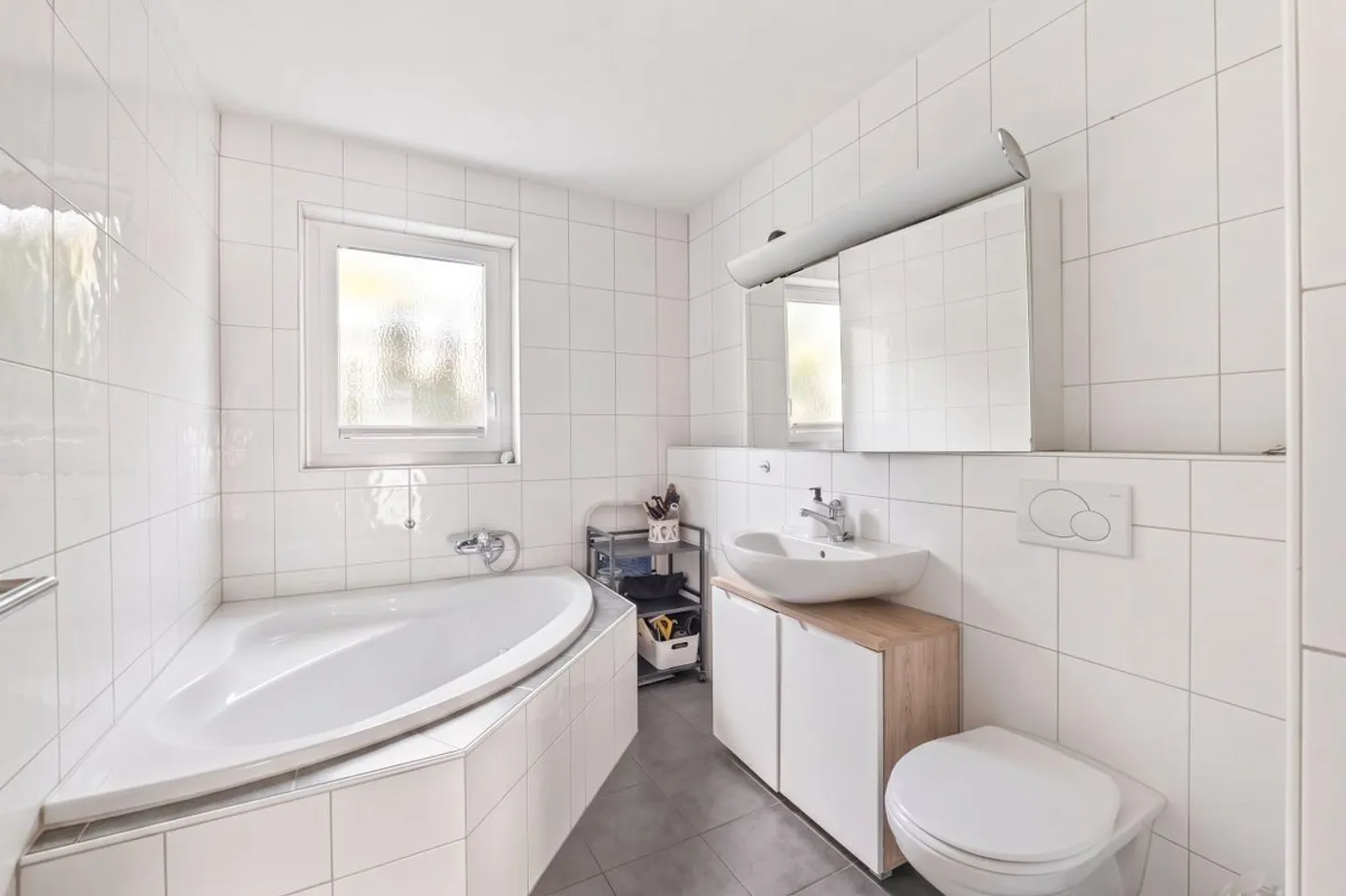 Moderne und helle 4.5-Zimmer-Gartenwohnung an naturnaher Lage mit Lift und Tiefgaragenplatz - Photo 11 of 13