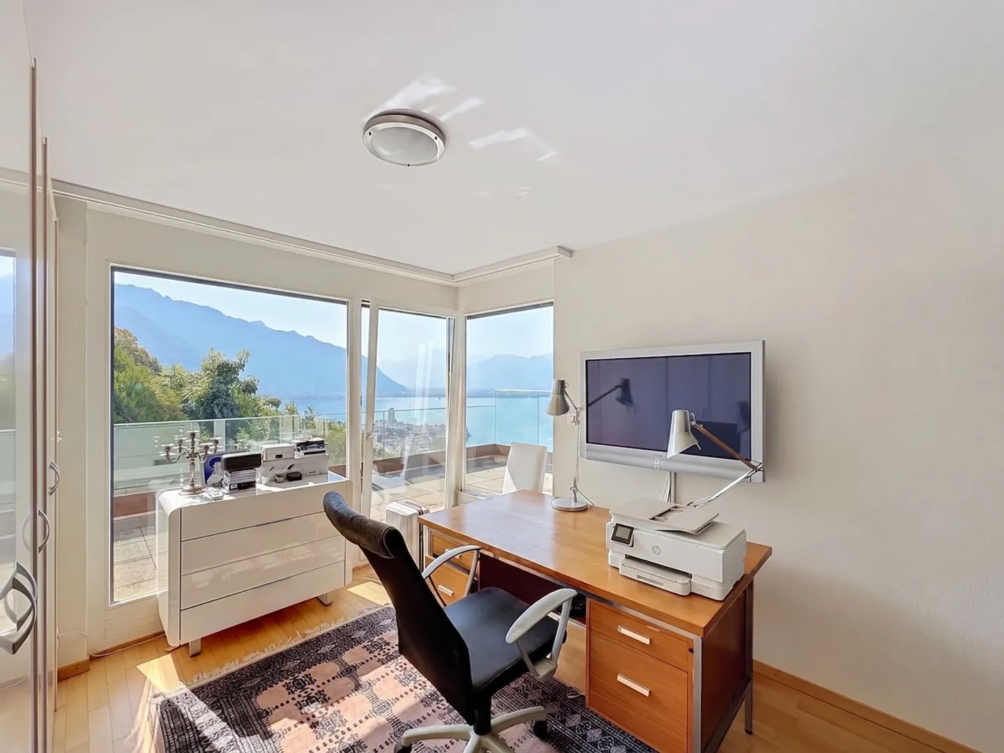 Un appartement baigné de lumière, une terrasse panoramique et une vue à couper le souffle sur le lac. - Photo 12 of 13