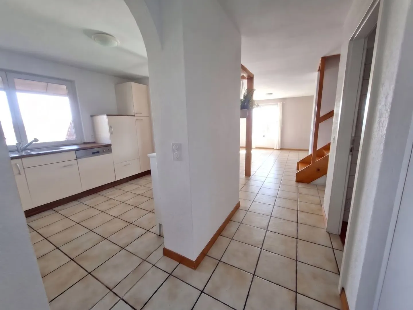 Spacious 3.5-room maisonette apartment with fireplace and private balcony - Photo 10 of 13
