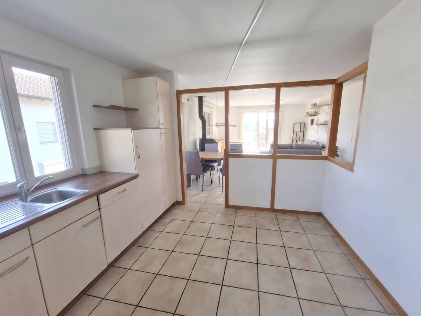 Spacious 3.5-room maisonette apartment with fireplace and private balcony - Photo 9 of 13