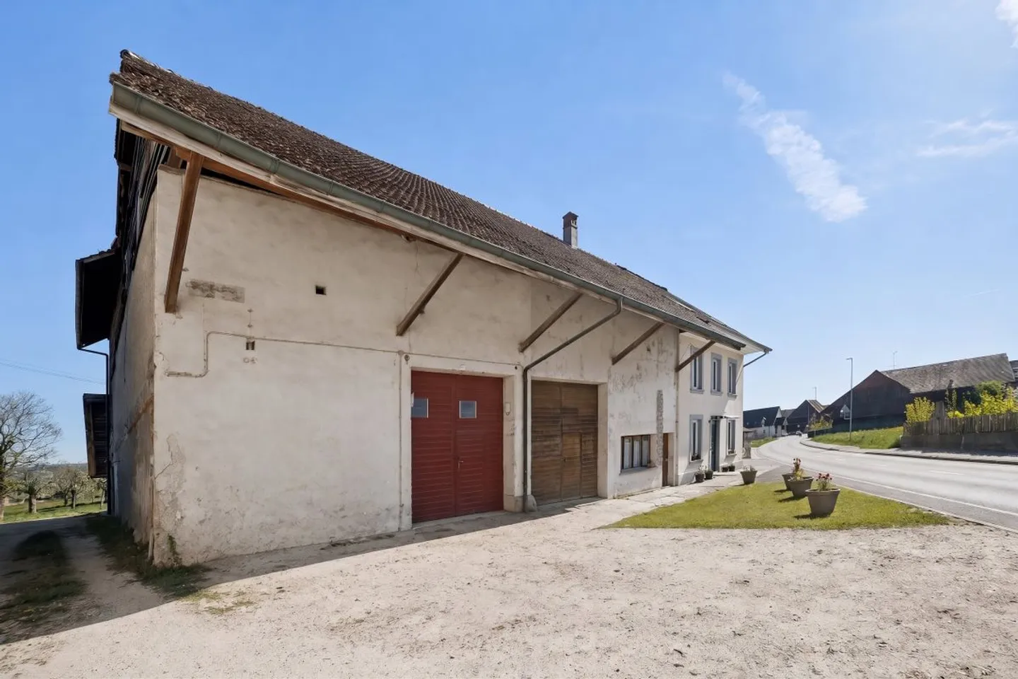 Barn to renovate with beautiful volumes and potential for transformation into several apartments - Photo 1 of 10