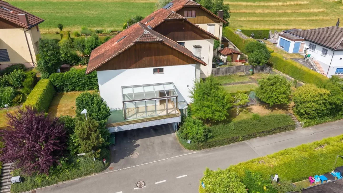 Maison de ville familiale avec deux espaces de jardin et belle vue - Photo 4 sur 13