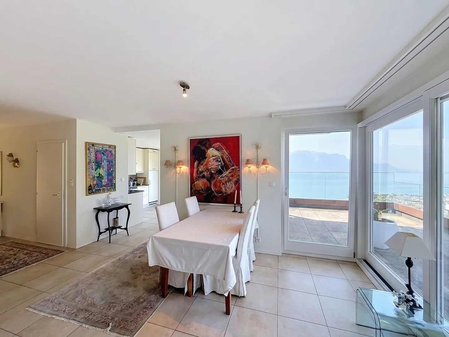 Un appartement baigné de lumière, une terrasse panoramique et une vue à couper le souffle sur le lac. - Photo 3 of 13