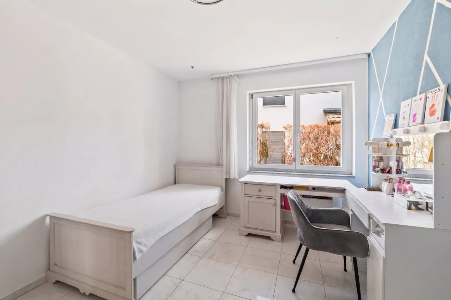 Moderne und helle 4.5-Zimmer-Gartenwohnung an naturnaher Lage mit Lift und Tiefgaragenplatz - Photo 10 of 13
