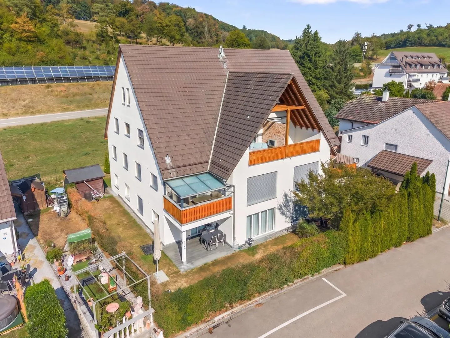 Moderne und helle 4.5-Zimmer-Gartenwohnung an naturnaher Lage mit Lift und Tiefgaragenplatz - Photo 1 of 13