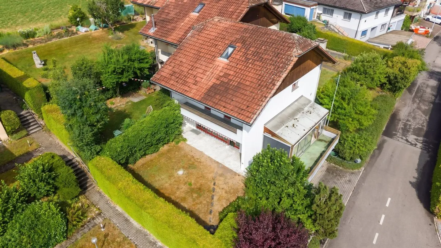 Maison de ville familiale avec deux espaces de jardin et belle vue - Photo 3 sur 13