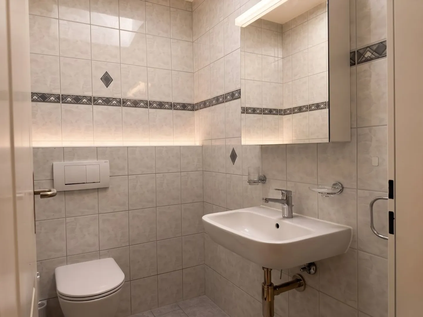 BRIGHT ATTIC APARTMENT WITH BRAND NEW KITCHEN - NOW CHF 100 CHEAPER! New: CHF 1,750/month (+ CHF 340 NK) - Photo 9 of 12