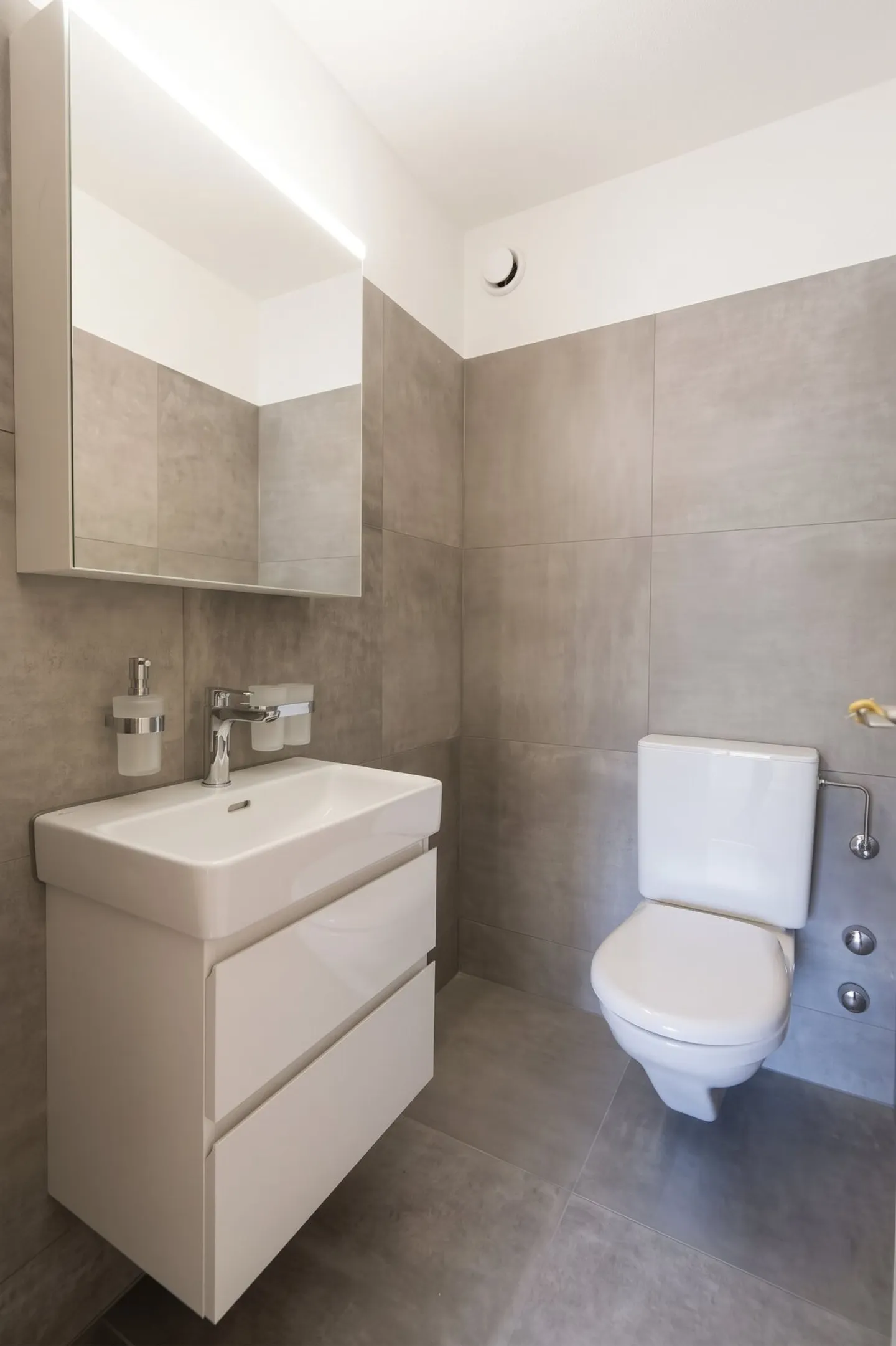 Bright, stylish and completely renovated 4.5 room apartment - Photo 9 of 12