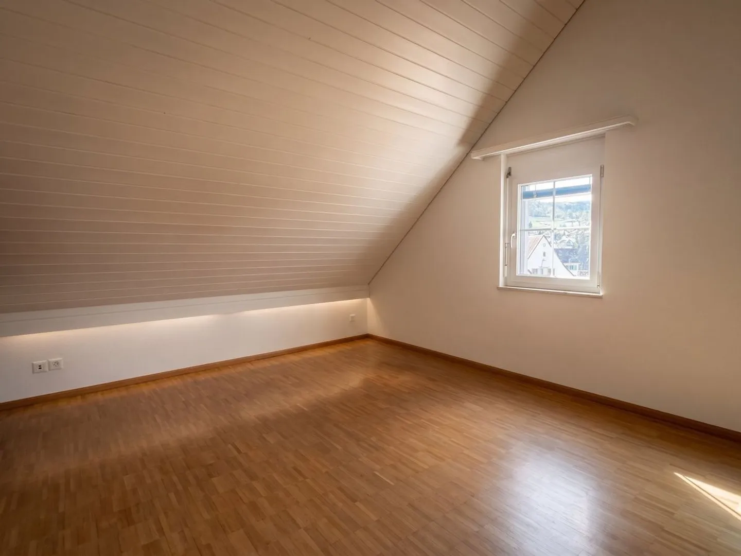 BRIGHT ATTIC APARTMENT WITH BRAND NEW KITCHEN - NOW CHF 100 CHEAPER! New: CHF 1,750/month (+ CHF 340 NK) - Photo 10 of 12
