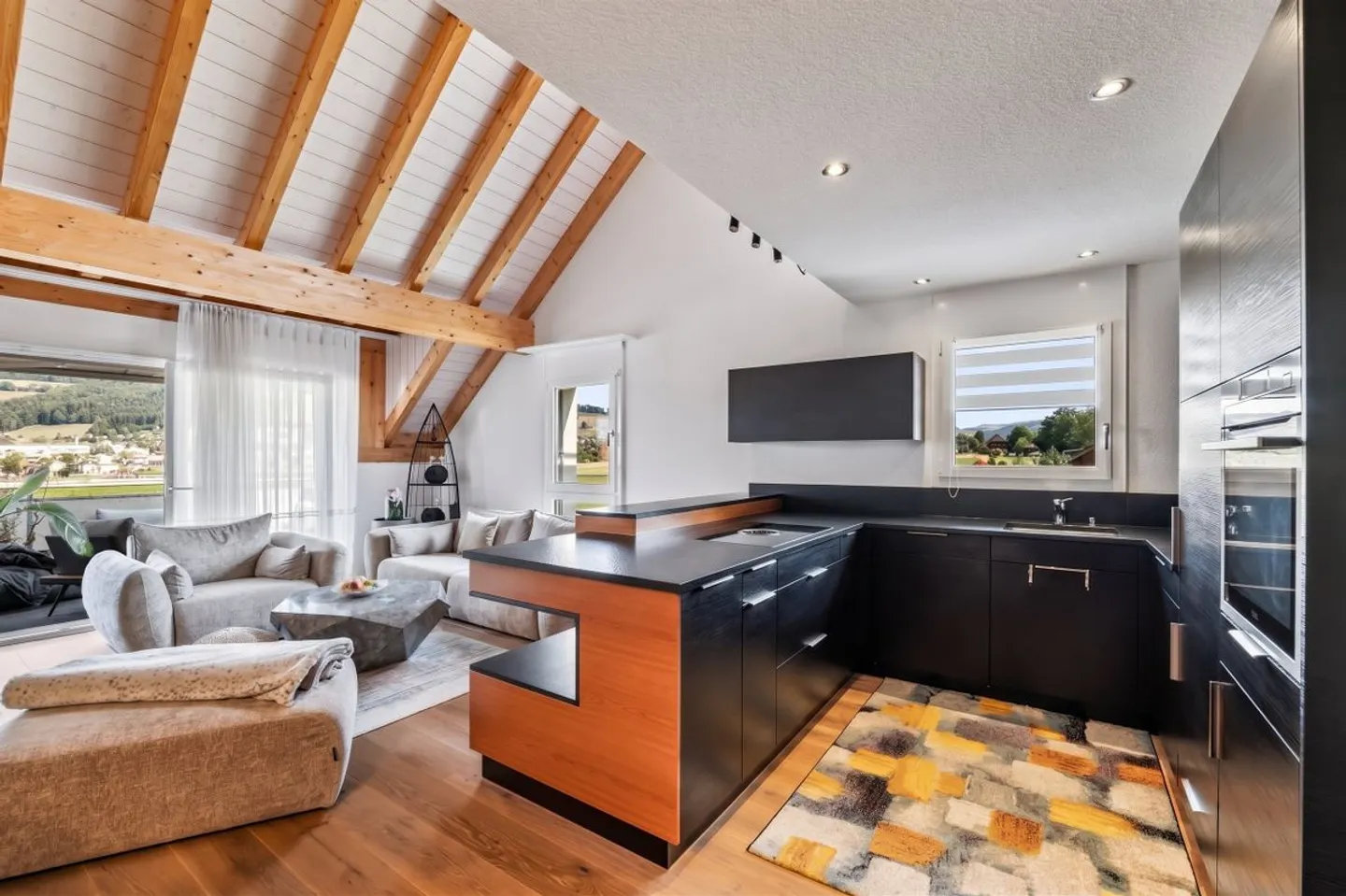 Maisonette de 5,5 pièces : 146 m² de confort de vie avec galerie, terrasse et vue dégagée - Photo 7 sur 13