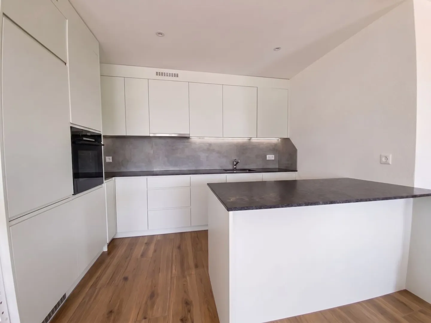 Saint-Aubin 3,5 Zimmer mit Balkon! - Foto 2 von 10