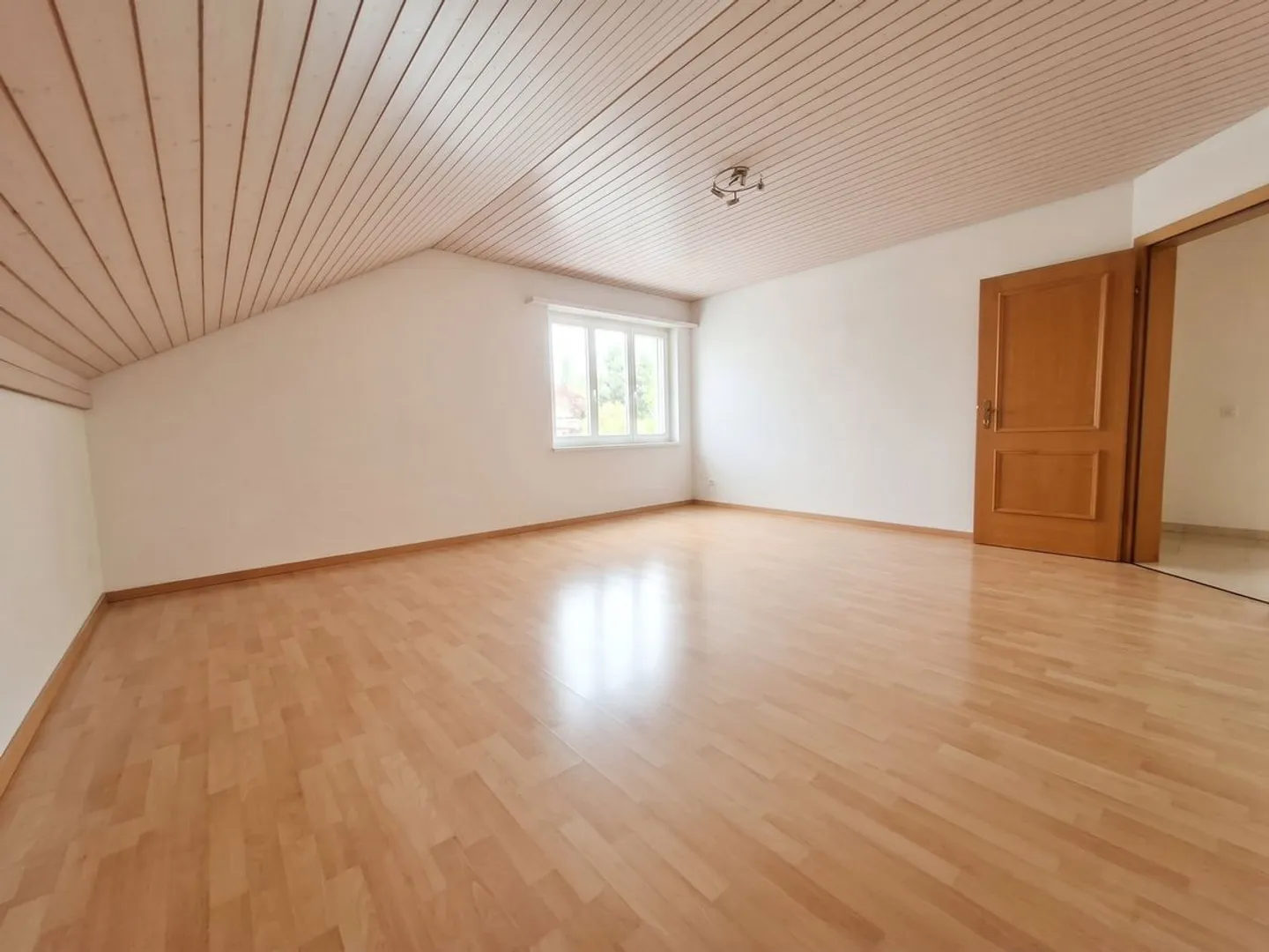 Viel Platz, gepflegt mit Cheminée  - Photo 5 of 11