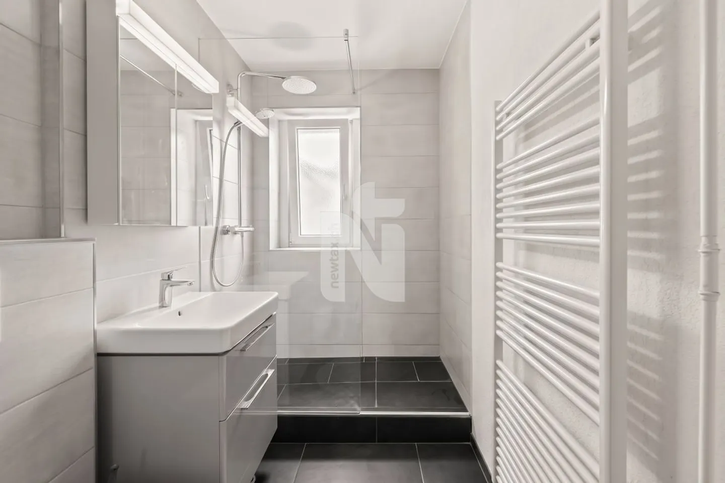 Spacious and flooded with light: 4.5-room apartment with sauna, balcony, and underground parking space - Photo 6 of 10