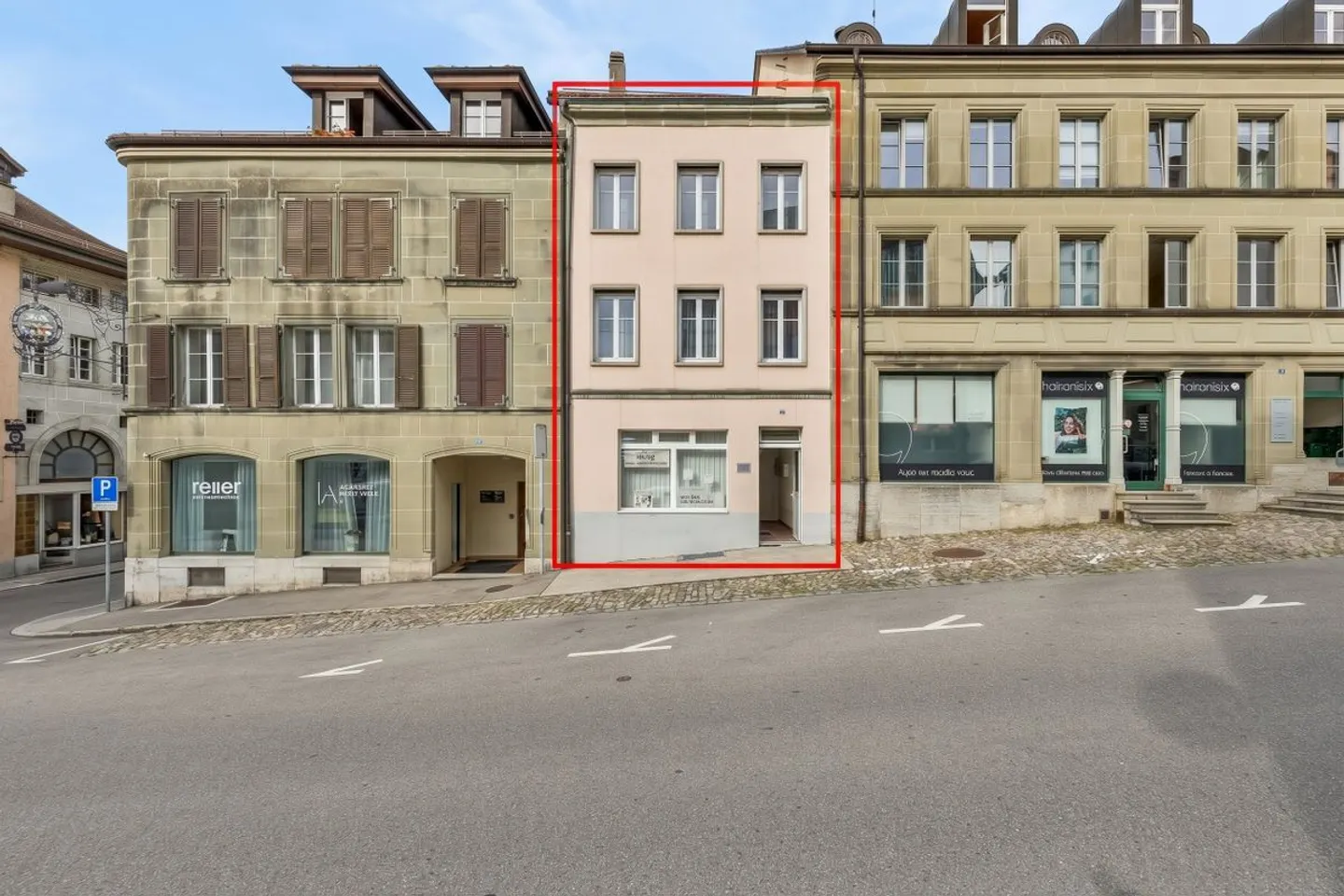 Maison de 7,5 pièces avec local commercial et 5 places de parc au centre de Romont - Foto 1 di 12