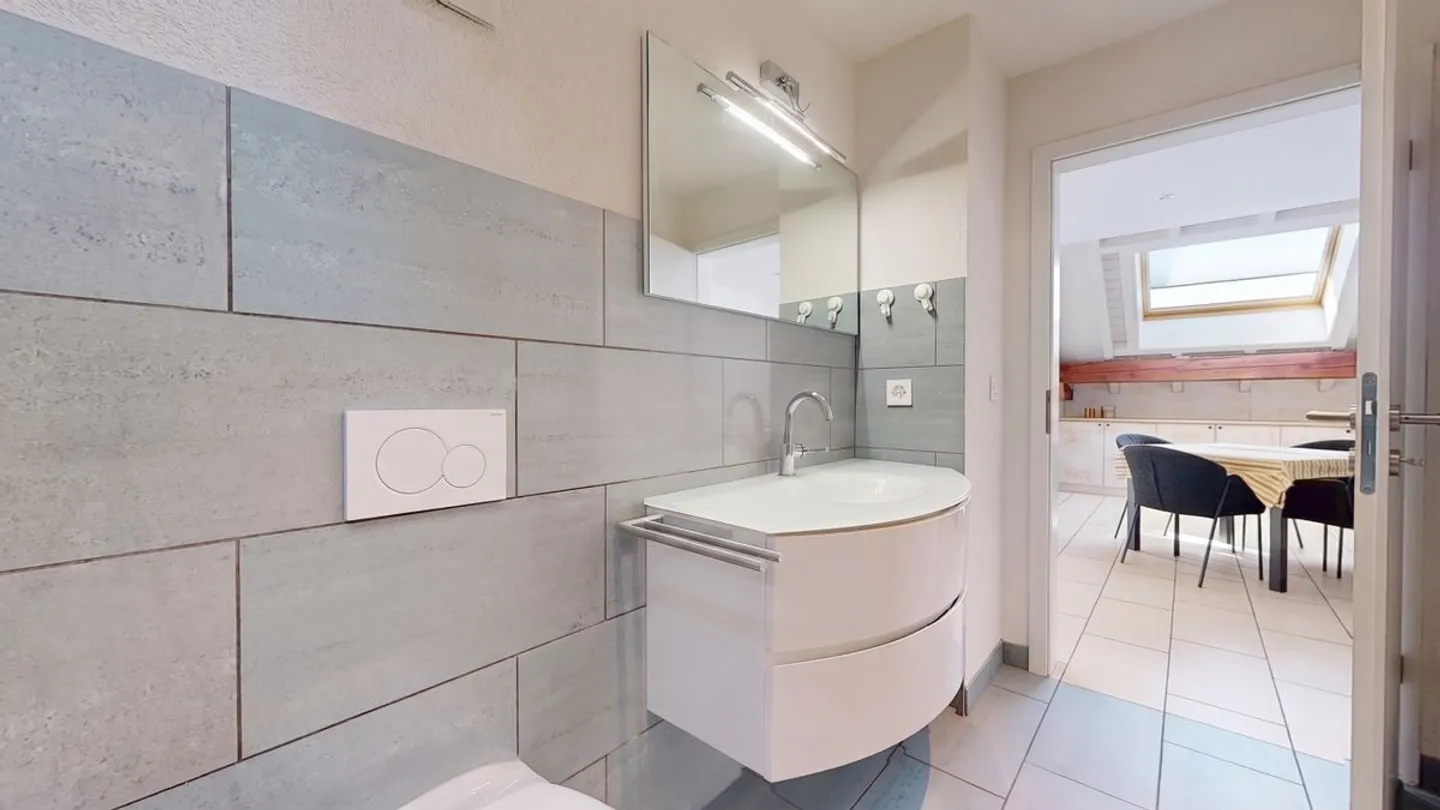 Bright 3½ attic apartment with 180° view of Lake Neuchâtel! - Photo 11 of 13