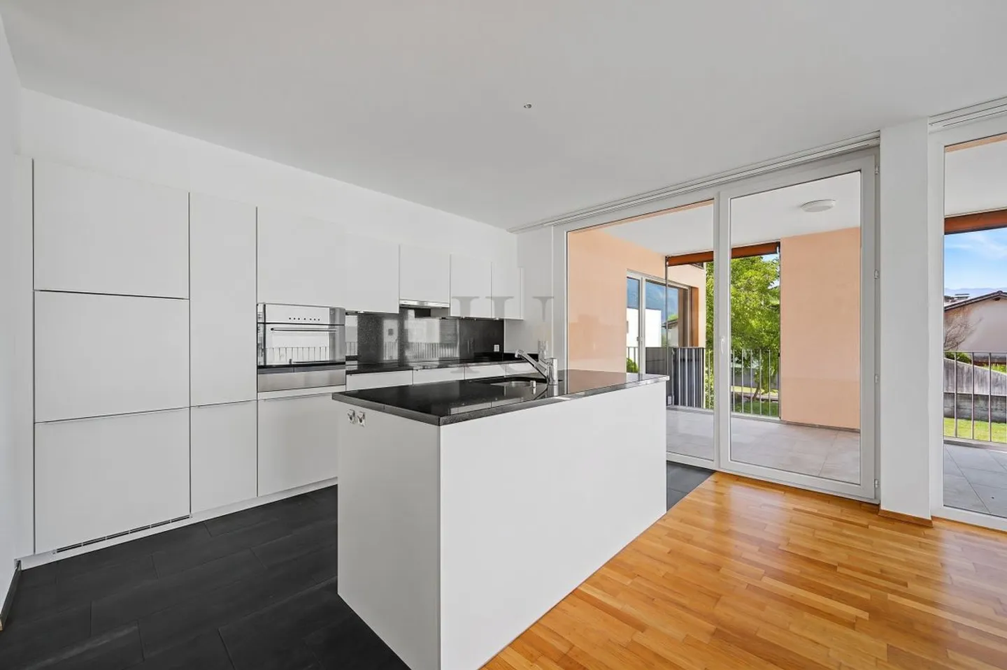 Appartement spacieux avec terrasse - Photo 8 sur 10