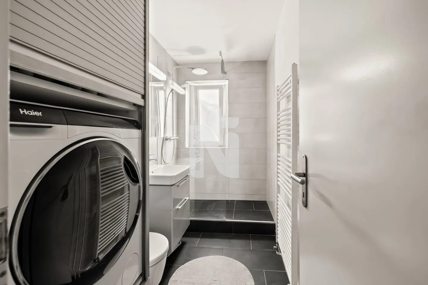 Spacious and flooded with light: 4.5-room apartment with sauna, balcony, and underground parking space - Photo 7 of 10