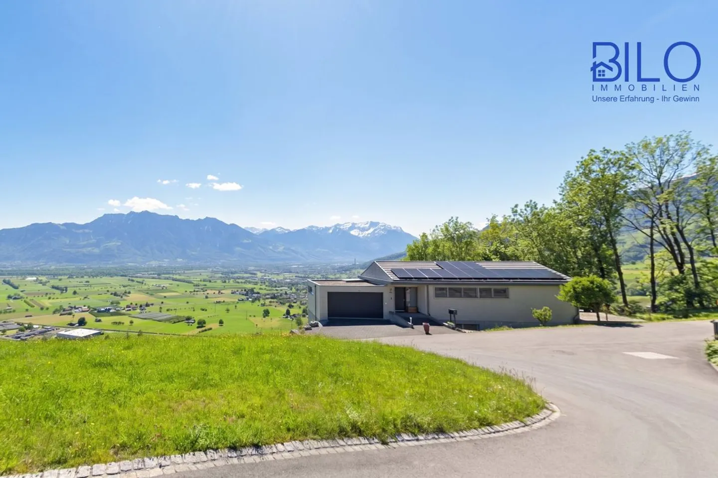 Maison spacieuse, presque neuve avec vue panoramique dégagée - Photo 1 sur 13