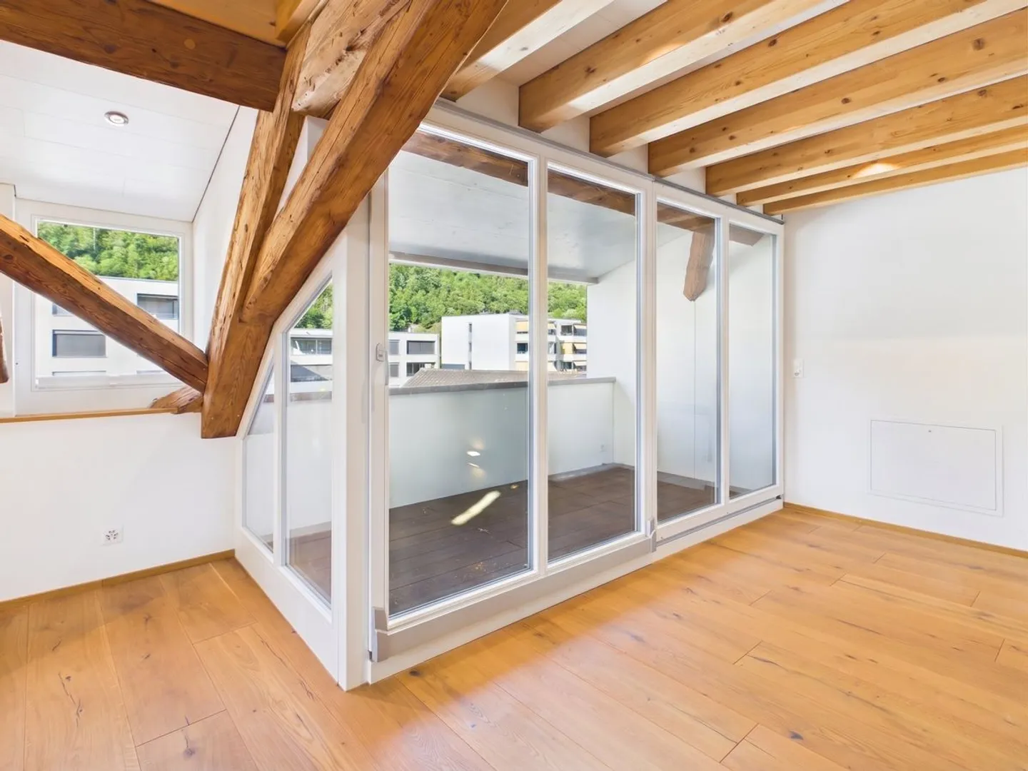 Charming, renovated maisonette apartment with lift, balcony and private washing tower - Photo 6 of 11