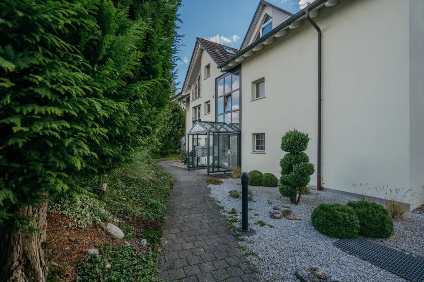 Appartement sous les combles attrayant de 3½ pièces avec locataires existants - Photo 2 sur 12