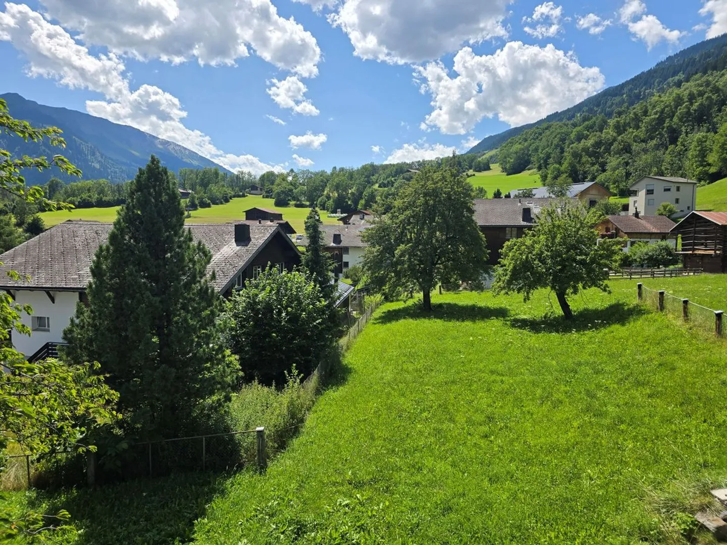 Wohnhaus mit grossem Umschwung und paradiesischem Ausblick ins Grüne sowie in die Bündner Berge - Foto 3 von 13