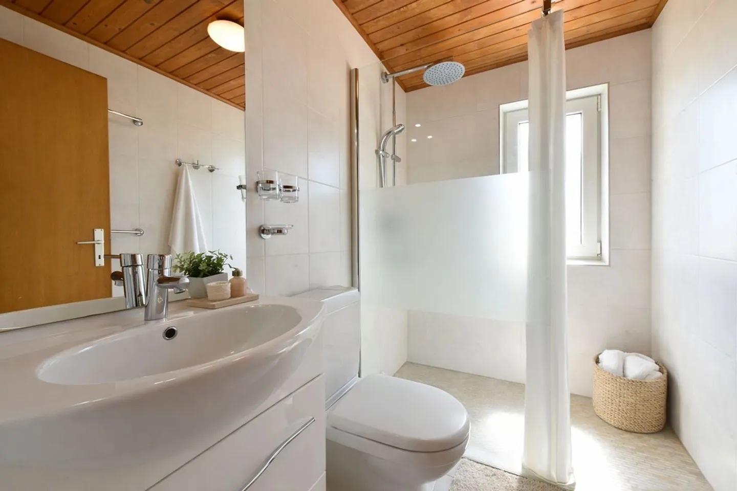 Comfort, space and light - Semi-detached villa with swimming pool - Photo 11 of 12