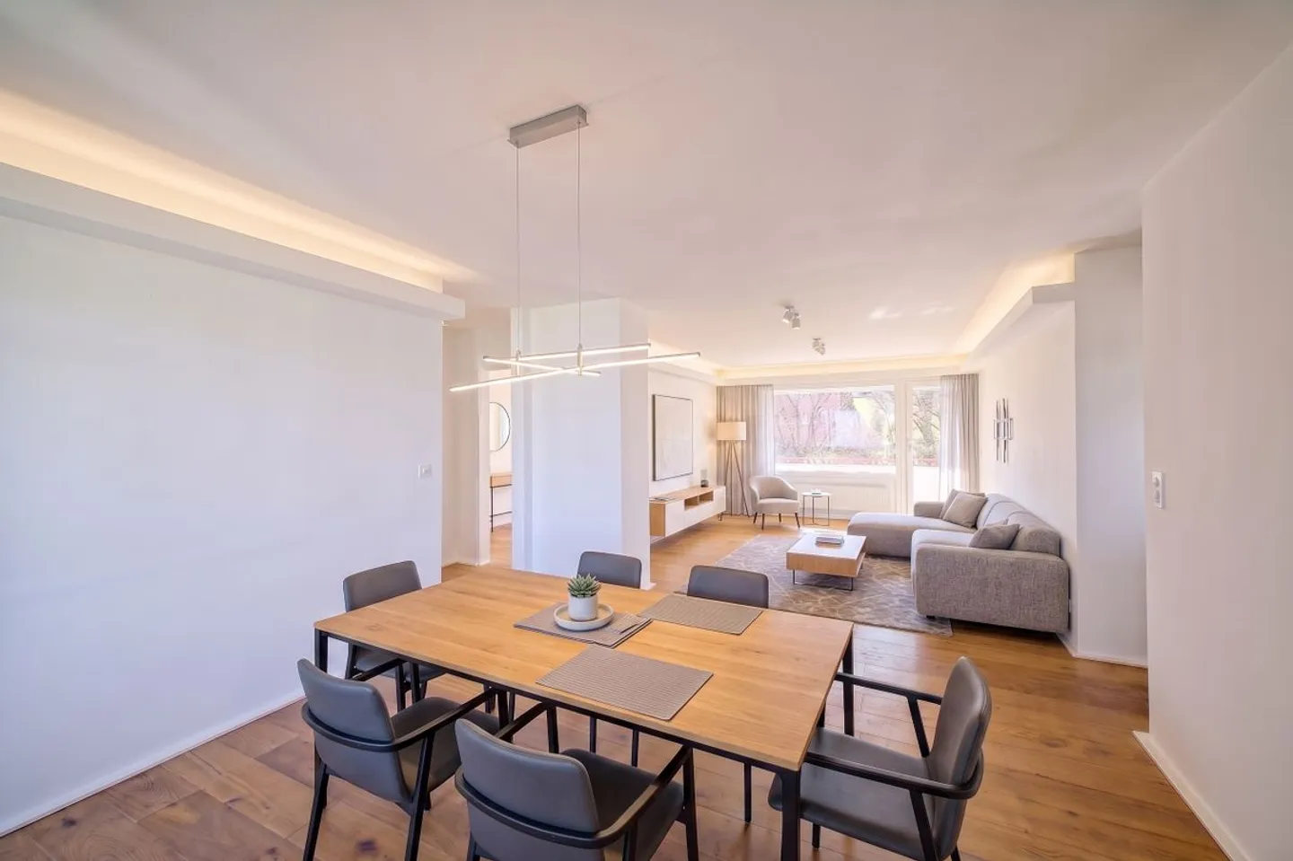 Arrive and feel at home with a view of Lake Zurich - Photo 2 of 8