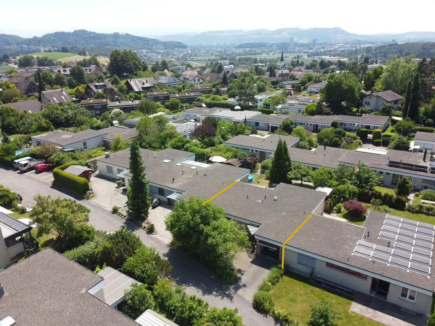 Casa a schiera familiare di 5,5 stanze con vista, giardino e posti auto - Foto 1 di 13