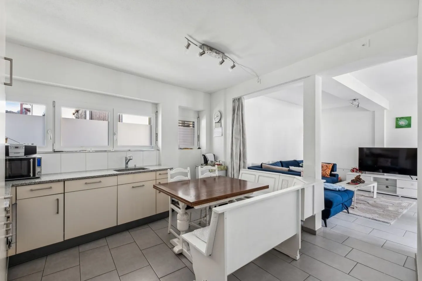 Cozy 2.5 Room Apartment with Stunning View in Gersau - Photo 2 of 7