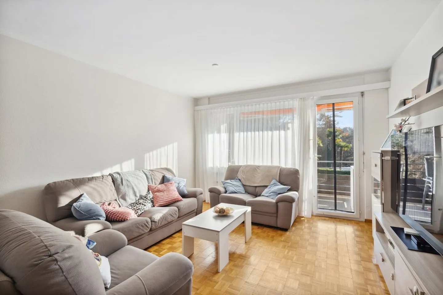Very bright apartment with swimming pool - Photo 2 of 10