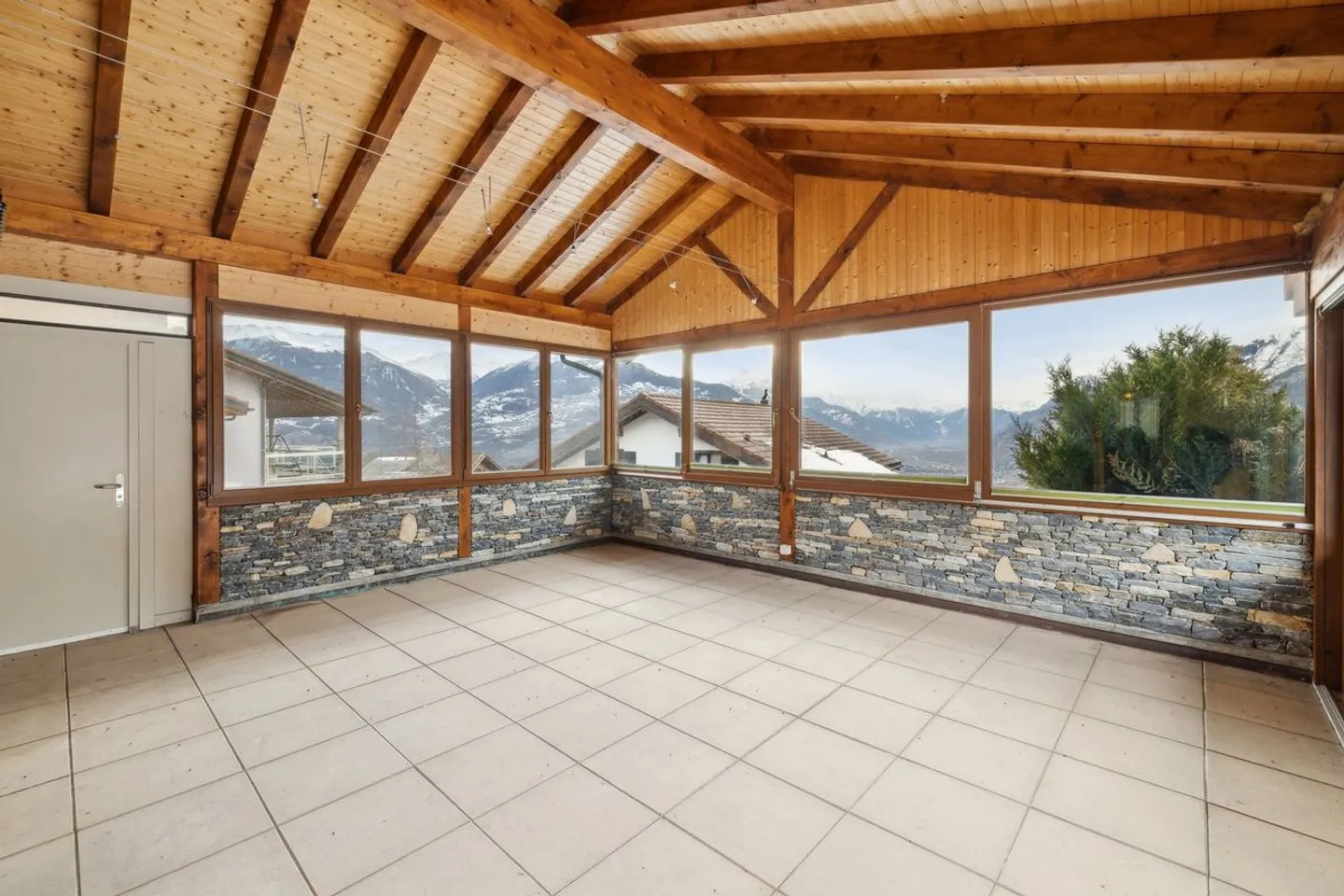 PRIVILEGED LOCATION FOR THIS INDIVIDUAL HOUSE TO RENOVATE - Photo 4 of 6