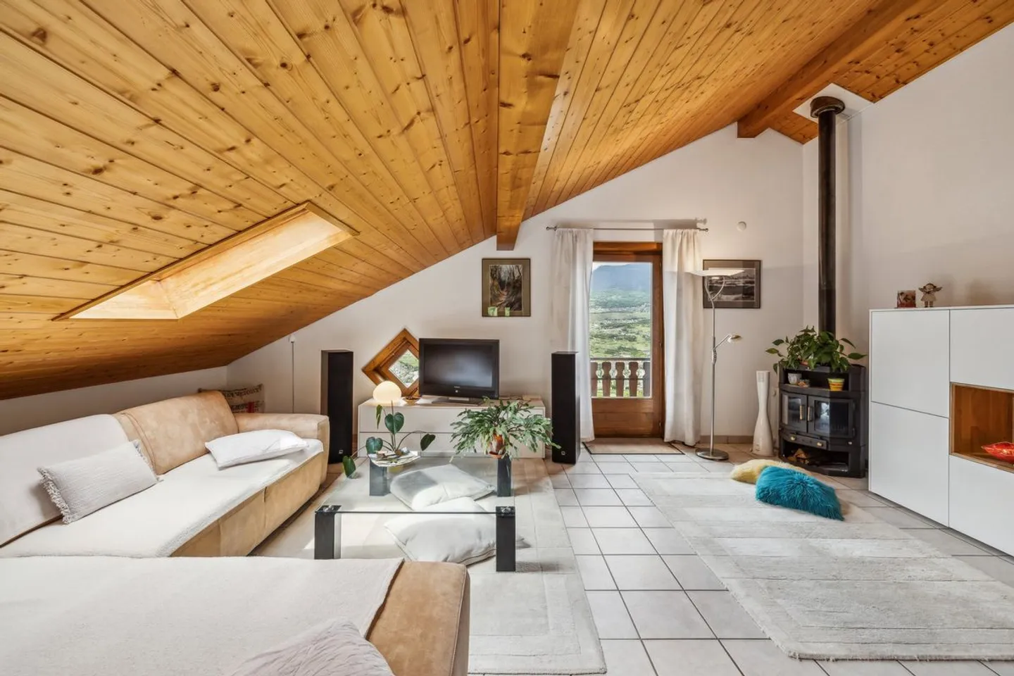Joyaux Lumineux de 3,5 pièces - baigné de soleil - 1 pièce en plus individuelle isolée et chauffée - grand jardin avec l'appartement. - Photo 1 sur 5