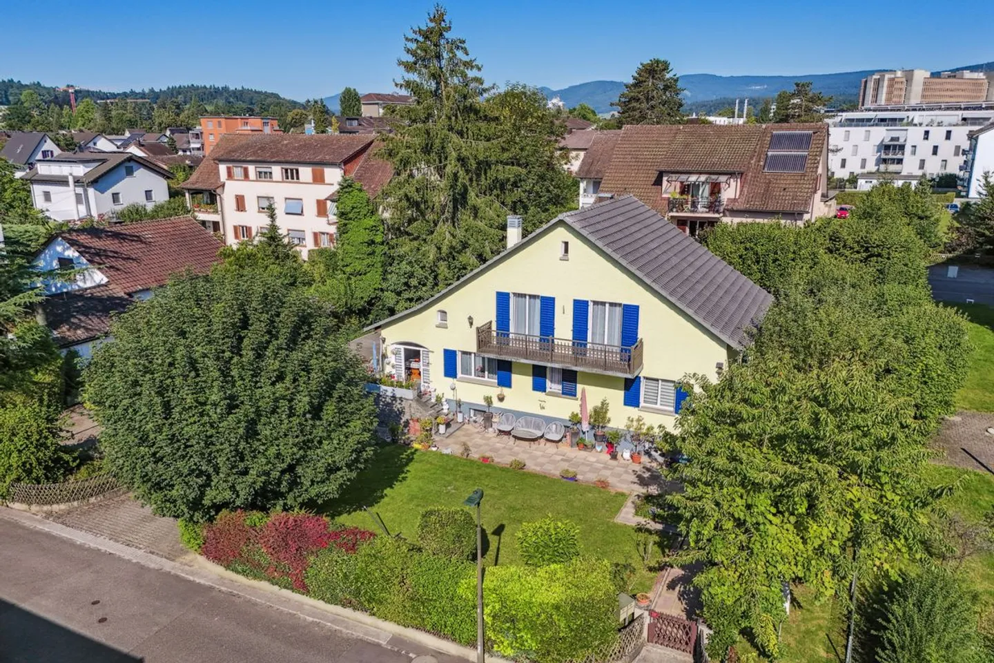 Familienparadies mit Wintergarten und grossem Garten  - Foto 1 von 9