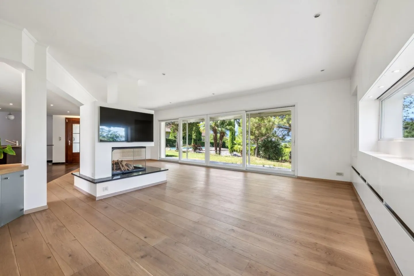 Single-storey villa with pool, jacuzzi and lake view - Photo 1 of 10